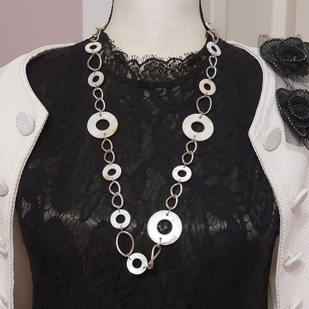 Donut Shaped MOP Shell and Silver Tone Metal Link Chain Necklace